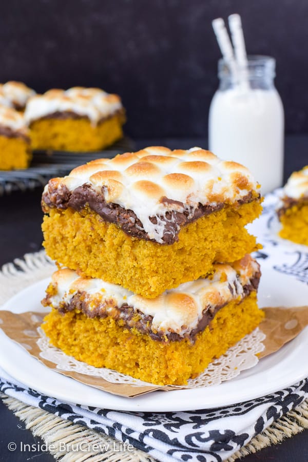 Best Pumpkin S'mores Bars - a gooey chocolate and marshmallow topping make these homemade pumpkin bars so amazing! Great recipe to make this fall! #pumpkin #pumpkinbars #smores #chocolate #marshmallow