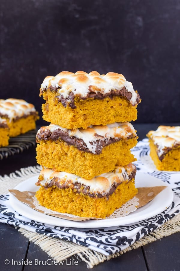 Best Pumpkin S'mores Bars - melted chocolate and toasted marshmallows make these pumpkin bars taste so good! Great recipe to make this fall. #pumpkin #pumpkinbars #smores #chocolate #marshmallow