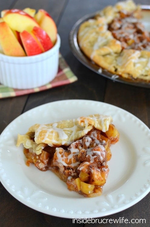 Candy bars and cinnamon apples in this Butterfinger Apple Tart is a very good dessert idea! Awesome recipe!