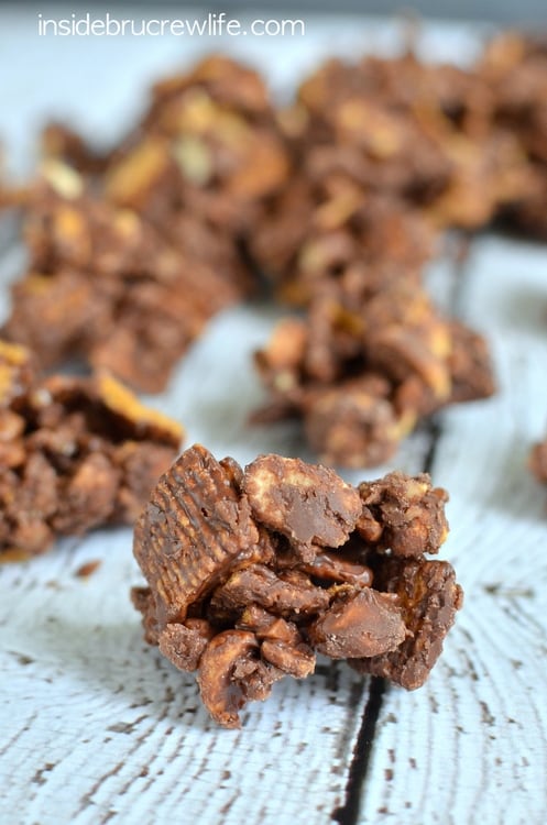 Chocolate Toffee Graham Clusters - melted chocolate, toffee, and Golden Grahams mixed together creates an amazing snack mix that will satisfy your sweet tooth. Easy no bake treat! #nobake #cereal #goldengrahams #chocolate