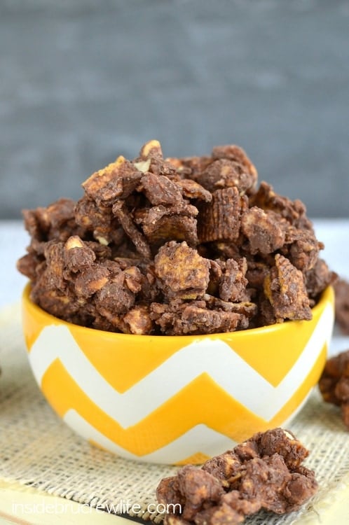 Chocolate Toffee Graham Clusters - this easy no bake cereal treat is loaded with chocolate, toffee, and Golden Grahams. Make this easy recipe to munch on during movie nights! #nobake #cereal #goldengrahams #chocolate