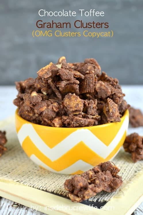 Chocolate Toffee Graham Clusters - these OMG Cluster copycats have plenty of chocolate, toffee, and Golden Grahams to satisfy your sweet tooth. Easy no bake treat! #nobake #cereal #goldengrahams #chocolate