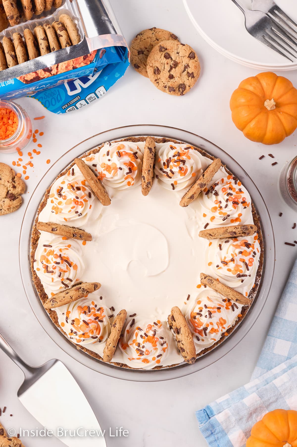 An overhead picture of a pie topped with Cool Whip and cookies.