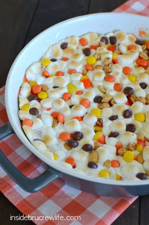 Peanut Butter Candy Corn Pizza - one big giant dessert pizza topped with gooey marshmallows, peanuts, and candy makes a fun fall dessert! #cookie #fall #cookiepizza #peanutbutter #candycorn #dessertpizza #easy #recipe