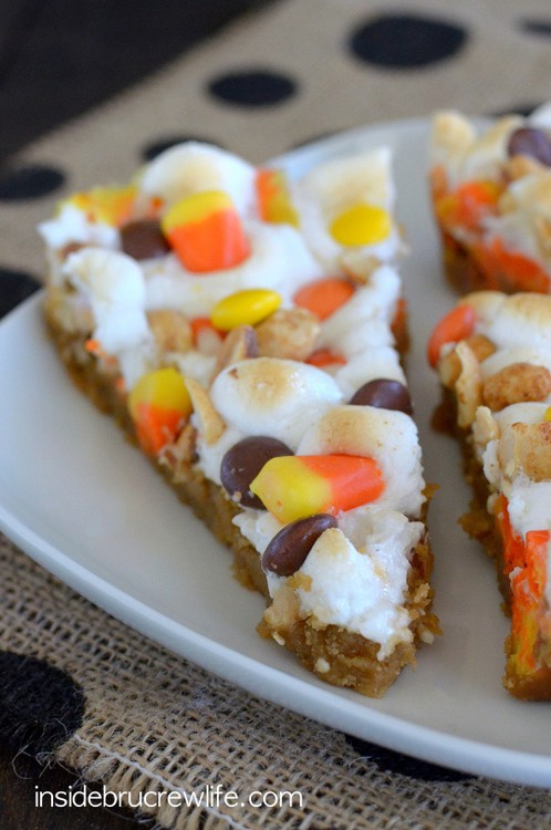 Peanut Butter Candy Corn Pizza - gooey marshmallows, peanuts, and candy add a fun flair to this easy dessert pizza. #cookie #fall #cookiepizza #peanutbutter #candycorn #dessertpizza #easy #recipe