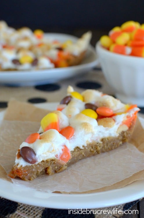 Peanut Butter Candy Corn Pizza - this giant peanut butter cookie topped with melted marshmallows and candy corn is a delicious and fun treat for fall parties. #cookie #fall #cookiepizza #peanutbutter #candycorn #dessertpizza #easy #recipe