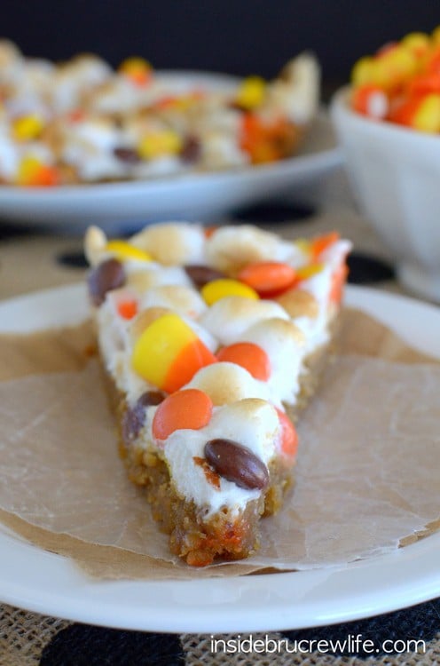 Peanut Butter Candy Corn Pizza - a giant peanut butter cookie topped with melted marshmallows, candy, and peanuts makes the best kind of dessert. Make this easy recipe for fall parties! #cookie #fall #cookiepizza #peanutbutter #candycorn #dessertpizza #easy #recipe