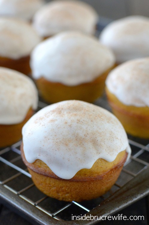 Cinnabon Pumpkin Muffins - glaze and cinnamon sugar adds a fun and delicious flair to these soft pumpkin muffins. Great breakfast recipe for fall! #pumpkin #cinnabon #breakfast #muffins #fall #coffeecreamer