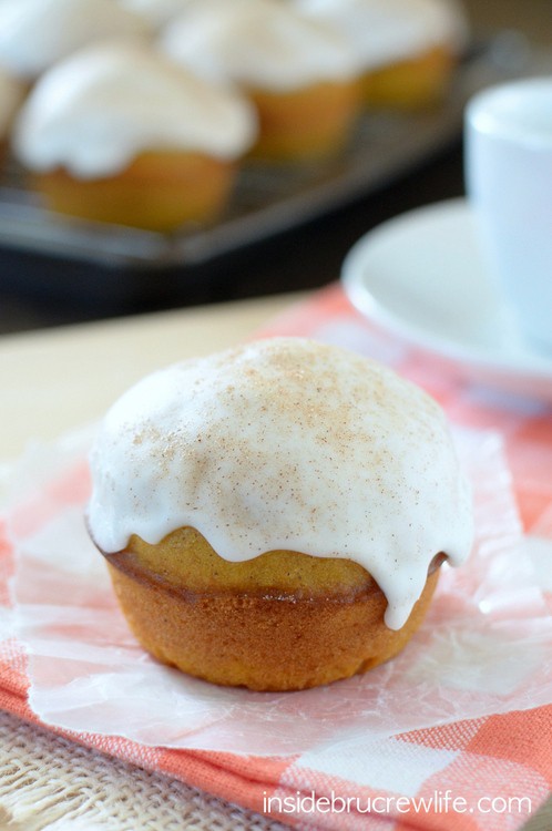 Cinnabon Pumpkin Muffins - a sprinkle of cinnamon sugar and a sweet glaze makes these soft pumpkin muffins amazing. Try this recipe for breakfast this fall! #pumpkin #cinnabon #breakfast #muffins #fall #coffeecreamer