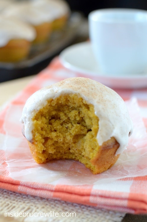 Cinnabon Pumpkin Muffins - these soft fluffy pumpkin muffins are topped with a sweet glaze and cinnamon sugar! Perfect fall breakfast recipe! #pumpkin #cinnabon #breakfast #muffins #fall #coffeecreamer