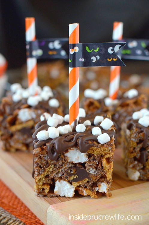 Pumpkin S'mores Rice Krispie Treats - these easy no bake treats are loaded with chocolate, marshmallow, and pumpkin spice goodness. Make these fun treats for Halloween parties this year.