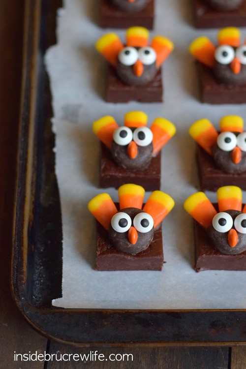 These easy no bake chocolate fudge squares topped with a cute candy turkeys make perfect Thanksgiving day treats!