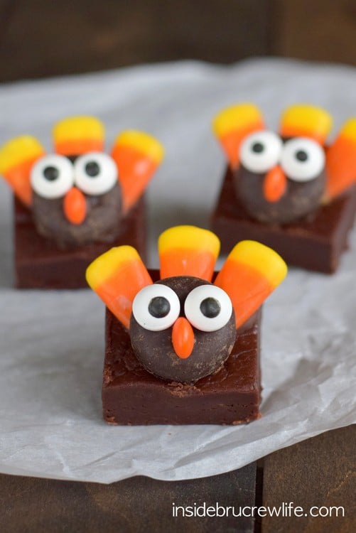 These easy no bake chocolate fudge squares topped with a cute candy turkeys make perfect Thanksgiving day treats!