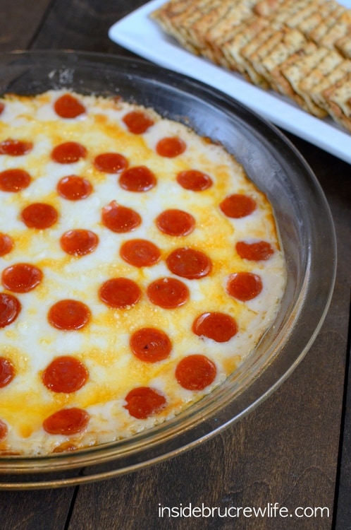 A glass pie pan filled with alfredo pizza dip.