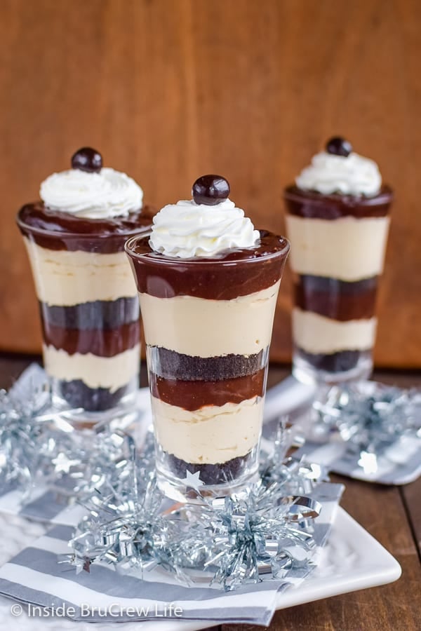 Mocha Fudge Pudding Parfaits - these easy parfaits are layered with cookies, no bake cheesecake, and chocolate pudding. Easy recipe to make for dessert! #pudding #parfaits #chocolate #mocha #easy #recipe