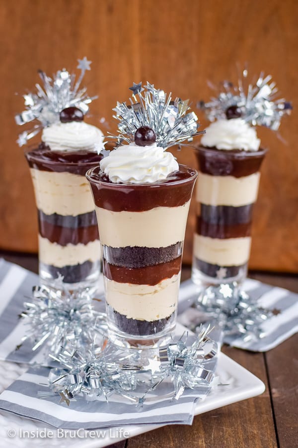 Mocha Fudge Pudding Parfaits - these easy pudding parfaits have layers of cookies, no bake cheesecake, and pudding. Easy no bake recipe to make for dessert. #pudding #parfaits #chocolate #mocha #easy #recipe
