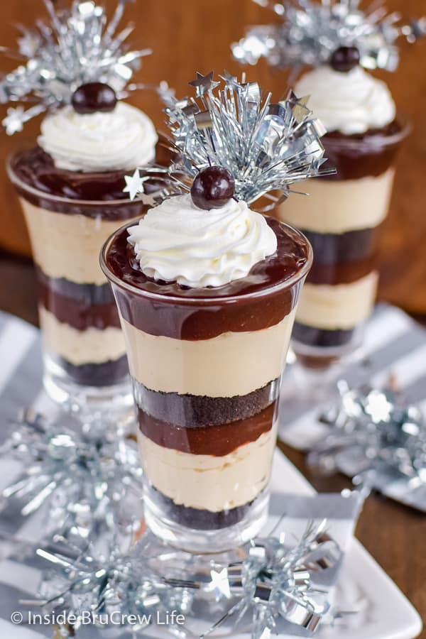 Mocha Fudge Pudding Parfaits - layers of cookies, no bake cheesecake, and fudge pudding makes these pudding parfaits disappear in a hurry. Make this easy recipe for dessert. #pudding #parfaits #chocolate #mocha #easy #recipe