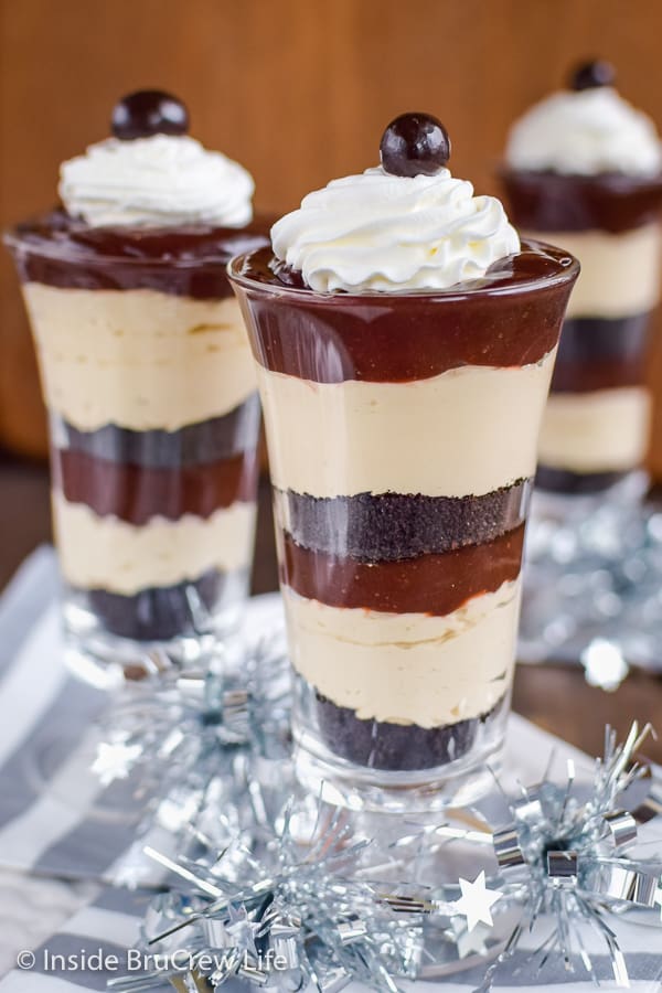 Mocha Fudge Pudding Parfaits - crushed cookies, no bake cheesecake, and chocolate pudding layered in cups makes an easy and delicious dessert. #pudding #parfaits #chocolate #mocha #easy #recipe