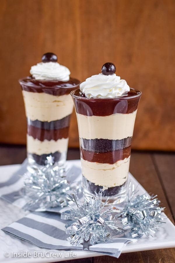 Mocha Fudge Pudding Parfaits - layers of chocolate pudding, coffee cheesecake, and Oreo cookies makes a fun and easy dessert. Make this no bake recipe for dessert. #pudding #parfaits #chocolate #mocha #easy #recipe