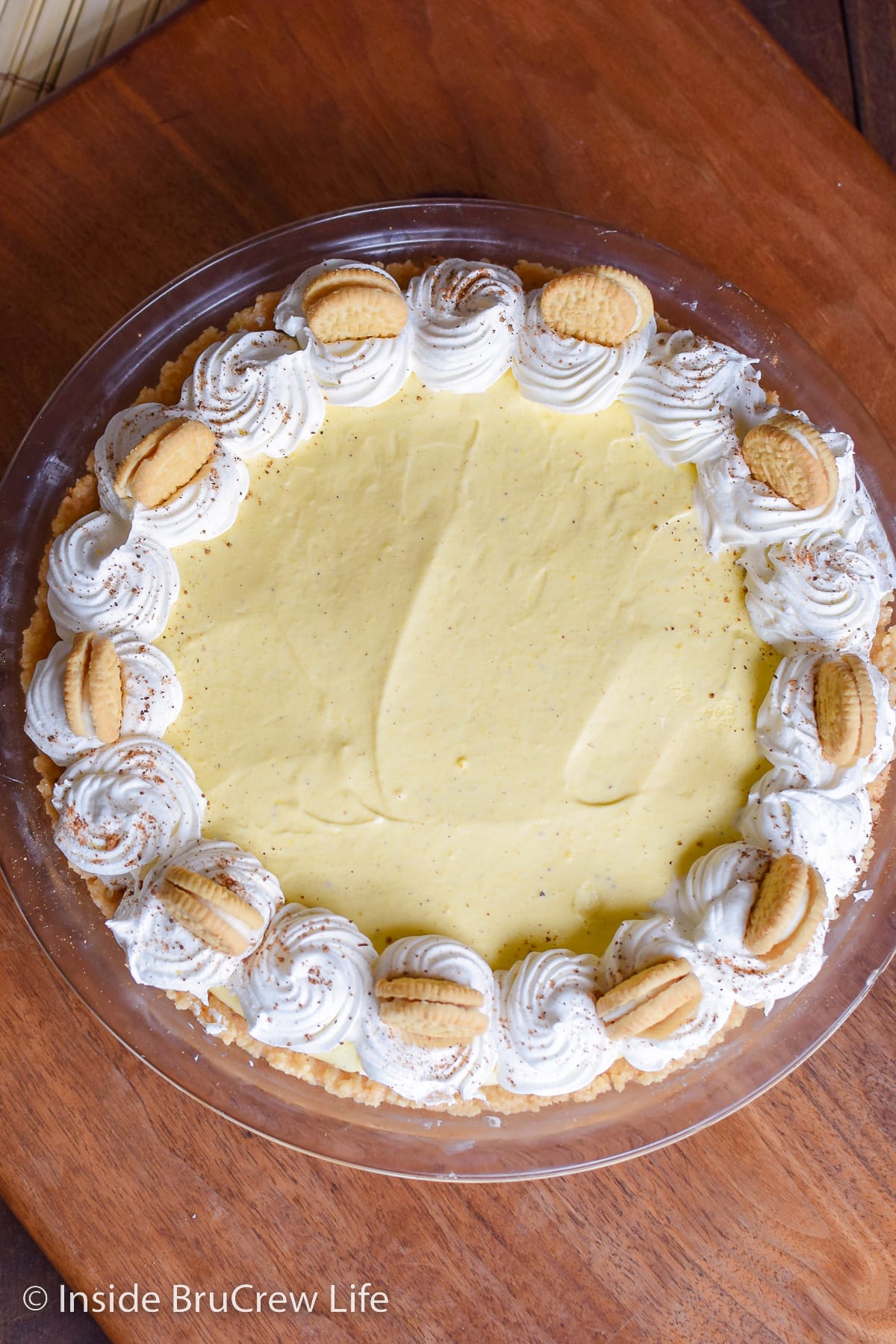 An overhead picture of an eggnog pie.