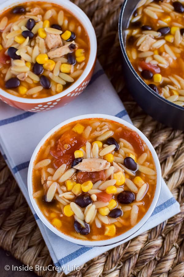 Easy Chicken Enchilada Soup - this comfort food dinner can be ready in under 20 minutes. Make this easy soup recipe for dinner on busy nights. #dinner #soup #chickenenchilada #chicken #comfortfood