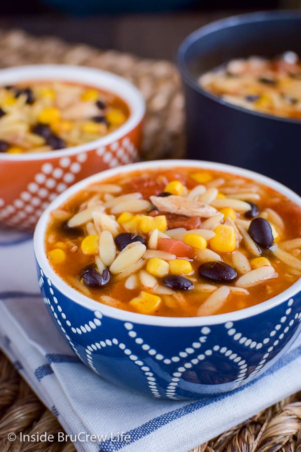 Easy Chicken Enchilada Soup - enjoy a pot of loaded chicken soup in under 20 minutes. Great recipe to make on busy cold nights. #dinner #soup #chickenenchilada #chicken #comfortfood