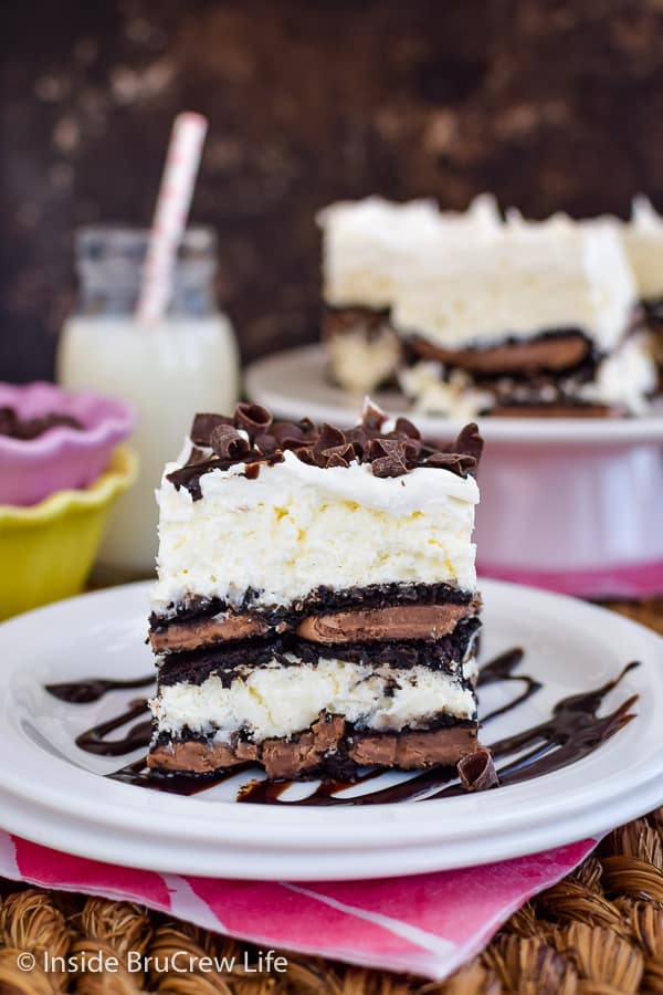 Coconut Oreo Icebox Cake - this icebox cake has layers of no bake coconut cheesecake and chocolate Oreos. Try this easy recipe for summer parties and picnics! #iceboxcake #coconut #Oreo #nobake