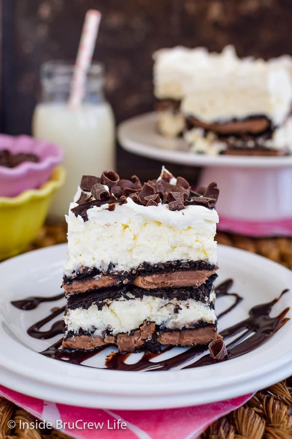 Coconut Oreo Icebox Cake - Oreo cookies and coconut cheesecake gives this icebox cake a great flavor. Great recipe for summer parties and picnics! #iceboxcake #coconut #Oreo #nobake