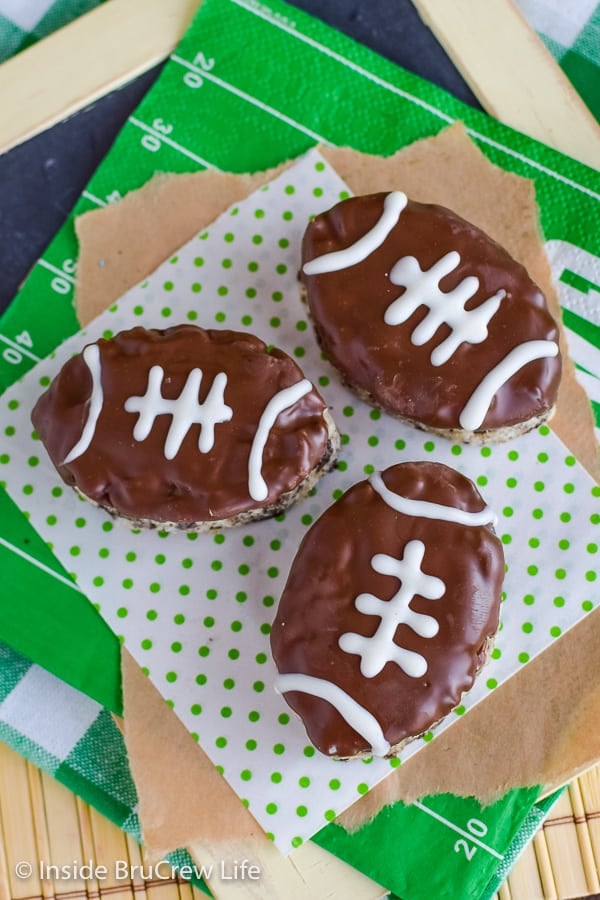Mint Cookies and Cream Football Rice Krispie Treats - turn your easy rice Krispie Treats into a fun game day treat by cutting footballs. Great cookies and cream dessert for game days! #ricekrispietreats #nobake #gamedaydesserts #cookiesandcream #football