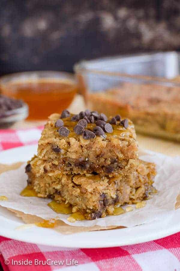 Peanut Butter Chocolate Chip Baked Oatmeal - this easy baked oatmeal has peanut butter, honey, and chocolate chips. Make this healthier oatmeal for breakfast! #bakedoatmeal #peanutbutter #breakfast #casserole #backtoschool #recipe
