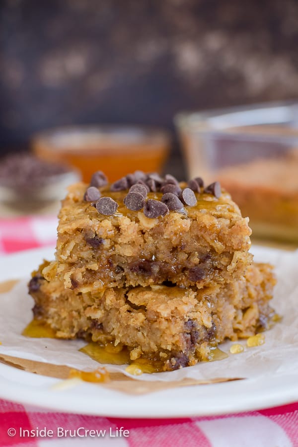 Peanut Butter Chocolate Chip Baked Oatmeal - enjoy this warm baked oatmeal drizzled with honey and chocolate chips. It's a delicious breakfast choice! #bakedoatmeal #peanutbutter #breakfast #casserole #backtoschool #recipe