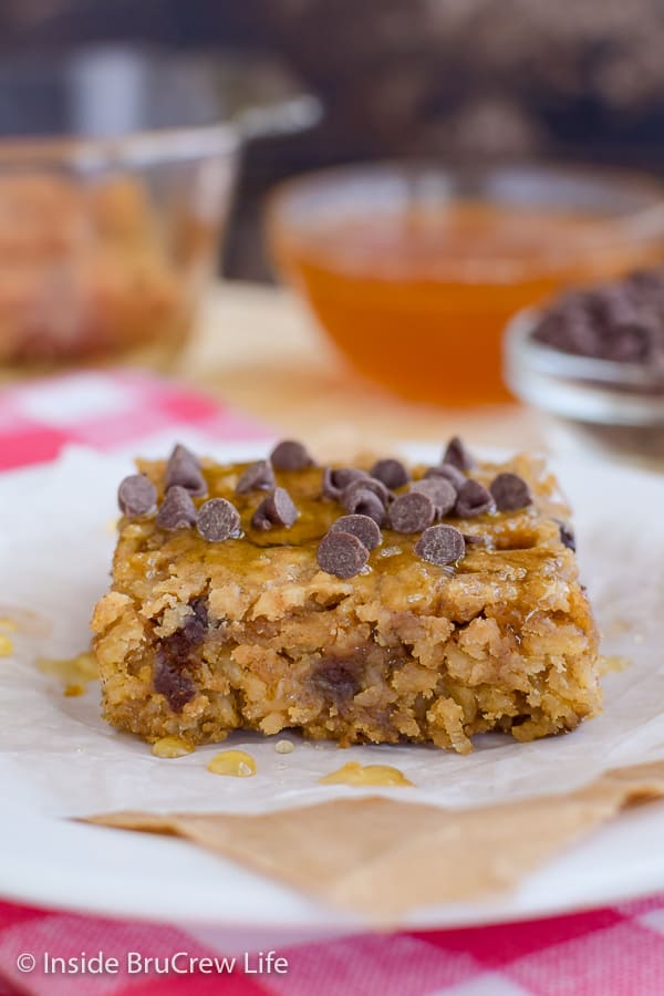 Peanut Butter Chocolate Chip Baked Oatmeal - these sweet baked oatmeal squares are amazing when drizzled with honey! Make this easy recipe for breakfast! #bakedoatmeal #peanutbutter #breakfast #casserole #backtoschool #recipe