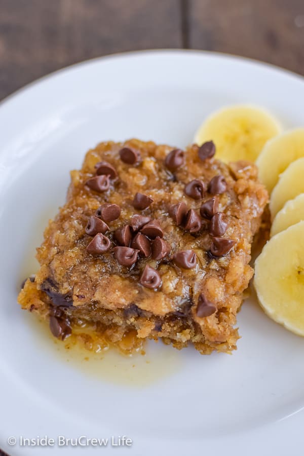 Peanut Butter Chocolate Chip Baked Oatmeal - this easy baked oatmeal has peanut butter and chocolate chip baked inside. Try it warm with honey and bananas for an amazing breakfast! #bakedoatmeal #peanutbutter #breakfast #casserole #backtoschool #recipe