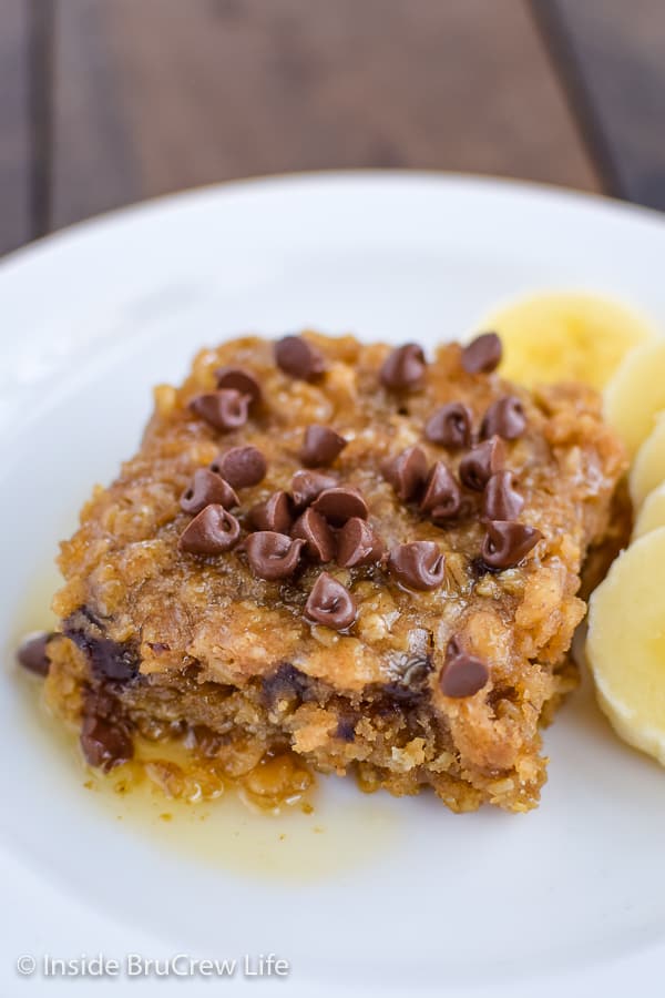 Peanut Butter Chocolate Chip Baked Oatmeal - a pan of this baked oatmeal is made with peanut butter and applesauce. Serve it warm with honey and mini chocolate chips for a delicious breakfast! #bakedoatmeal #peanutbutter #breakfast #casserole #backtoschool #recipe