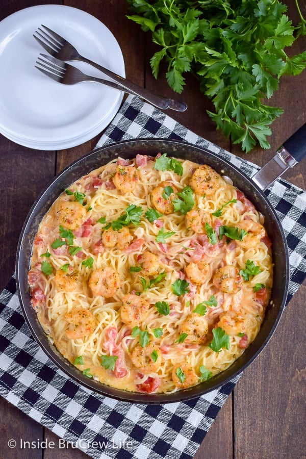 Spicy Parmesan Shrimp Scampi - a creamy cheese sauce with pasta and shrimp can be on your table in under 30 minutes. Great recipe for busy nights! #pasta #shrimp #shrimpscampi #easyrecipe #parmesan