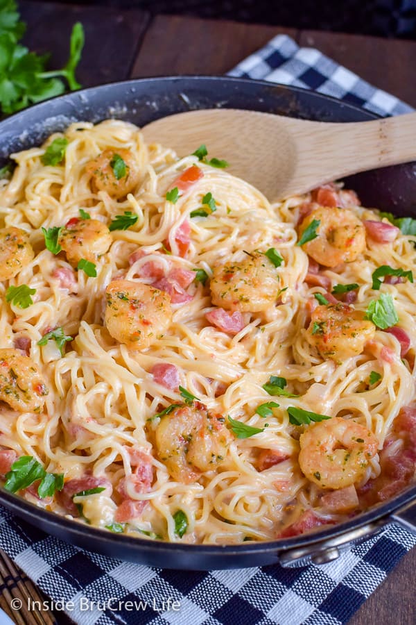Spicy Parmesan Shrimp Scampi - pasta, shrimp, and tomatoes in an easy cheese sauce is a great 30 minute meal. Great recipe for busy nights! #pasta #shrimp #shrimpscampi #easyrecipe #parmesan