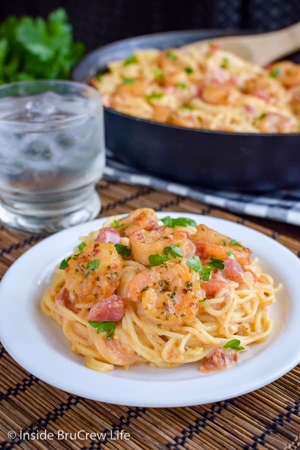 Spicy Parmesan Shrimp Scampi - a homemade cheese sauce with pasta and shrimp can be on your dinner table in under 30 minutes. Enjoy this comfort food meal on busy nights! #pasta #shrimp #shrimpscampi #easyrecipe #parmesan