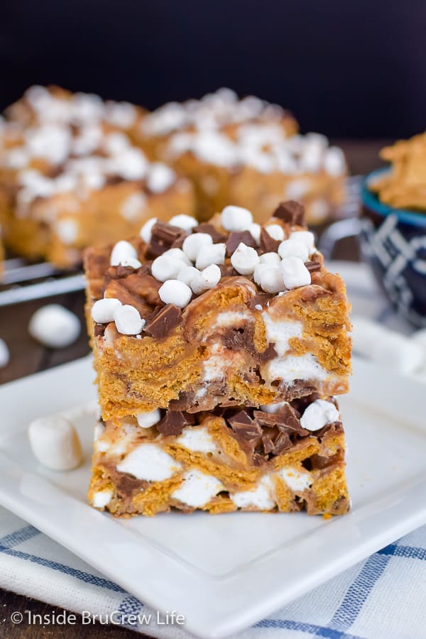 Peanut Butter S'mores Bars - chocolate bars and marshmallows make these gooey no bake treats so gooey and delicious. Easy recipe for summer parties or picnics. #peanutbutter #smores #nobaketreats #goldengrahams