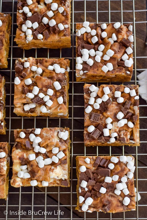 Peanut Butter S'mores Bars - these gooey no bake treats are the perfect way to enjoy s'mores all year long. Easy recipe for summer parties and picnics. #peanutbutter #smores #nobaketreats #goldengrahams