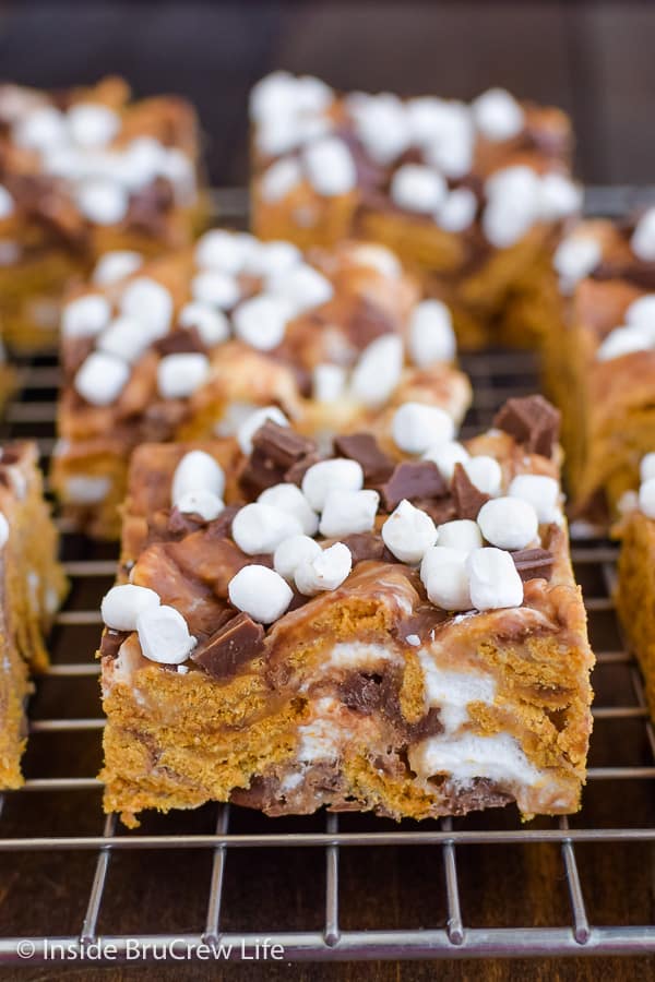 Peanut Butter S'mores Bars - chocolate and marshmallow in every bite makes these gooey s'mores bars a delicious treat all year long. Great no bake recipe for summer! #peanutbutter #smores #nobaketreats #goldengrahams