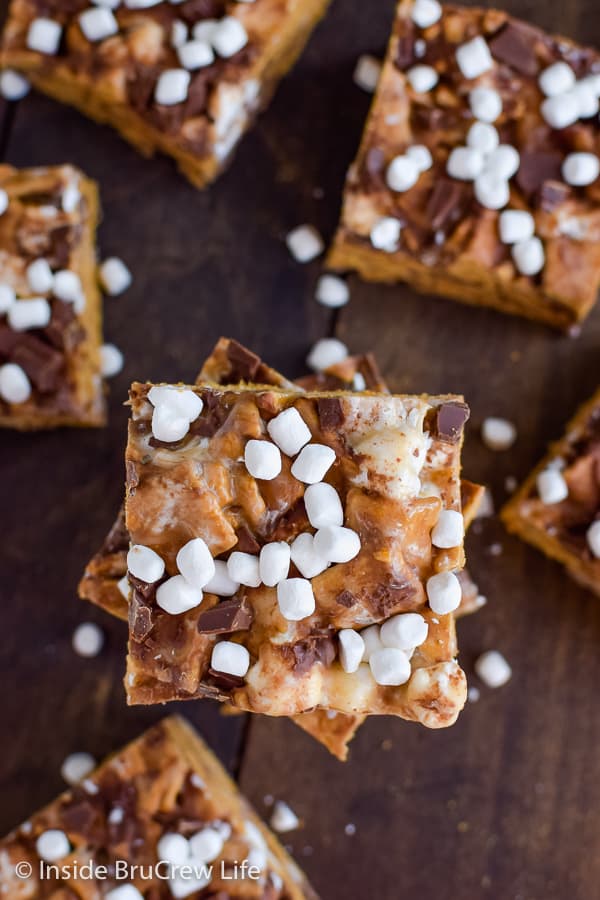 Peanut Butter S'mores Bars - these gooey no bake treats are loaded with chocolate and marshmallows. Easy recipe for summer parties or picnics. #peanutbutter #smores #nobaketreats #goldengrahams