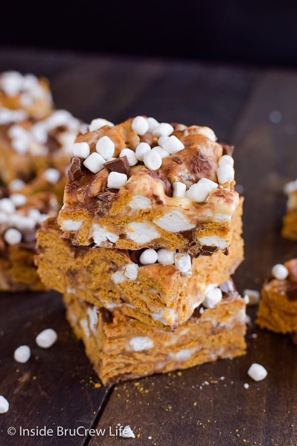 Peanut Butter S'mores Bars - these easy no bake treats are a delicious addition to any summer party or picnic. The gooey s'mores bars will have everyone coming back for more. #peanutbutter #smores #nobaketreats #goldengrahams