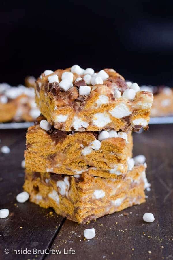 Peanut Butter S'mores Bars - easy no bake s'mores bars are the perfect treat to enjoy year round. Gooey chocolate and marshmallows will have everyone grabbing more. Try this easy recipe for summer picnics! #peanutbutter #smores #nobaketreats #goldengrahams