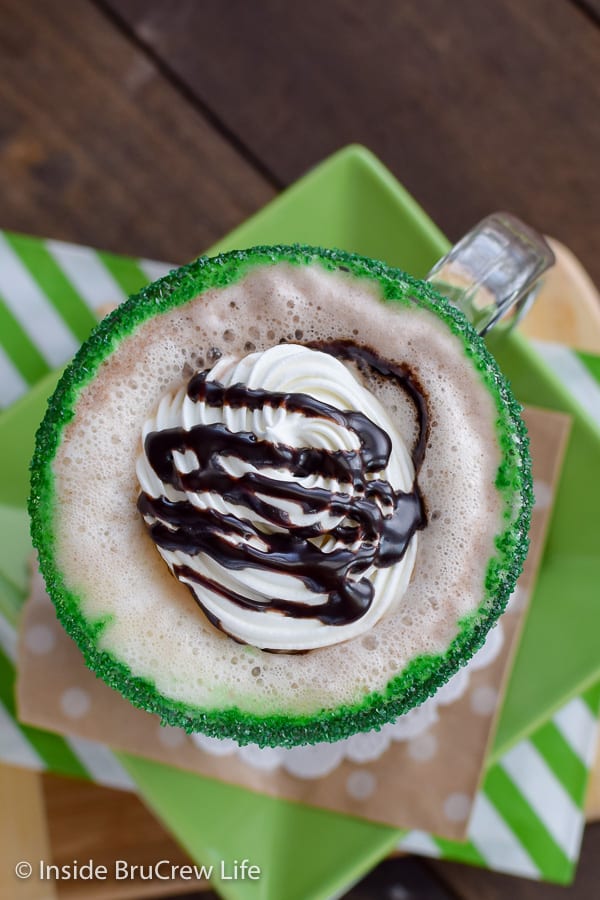 Thin Mint Latte - jazz up a homemade mint latte with green sugars and chocolate drizzles! Easy coffee recipe to make at home! #homemade #latte #thinmints #coffee