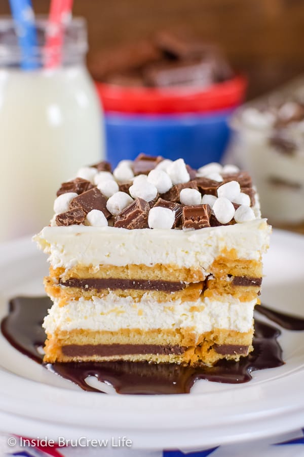 S'mores Oreo Icebox Cake - Oreo cookies and a no bake marshmallow cheesecake make the layers of this icebox cake taste so good! Make this easy recipe for summer parties! #iceboxcake #nobake #smores #oreocookies