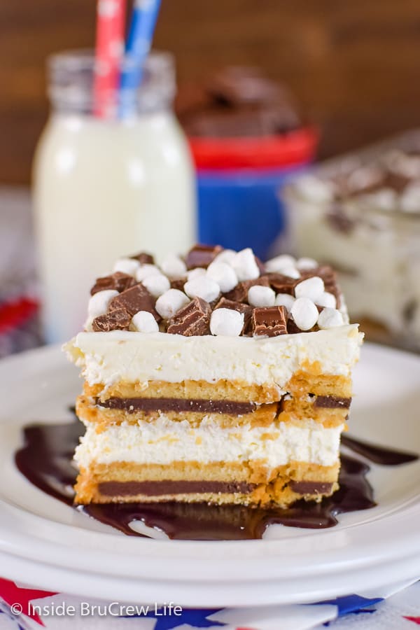 S'mores Oreo Icebox Cake - layers of no bake cheesecake and Oreo cookies make up the layers of this icebox cake. Perfect no bake recipe for summer parties and picnics! #iceboxcake #nobake #smores #oreocookies