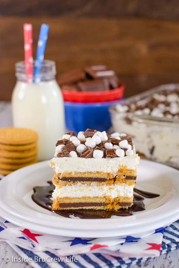 S'mores Oreo Icebox Cake - this easy icebox cake has layers of Oreo cookies and no bake cheesecake! Make this easy recipe for picnics and parties this summer! #iceboxcake #nobake #smores #oreocookies