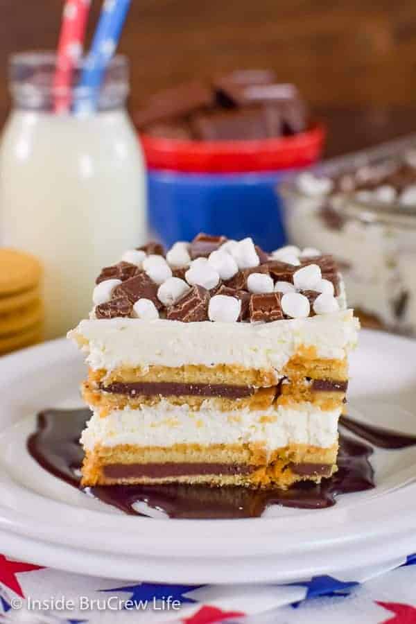 S'mores Oreo Icebox Cake - layers of chocolate, marshmallow cheesecake, and Oreo cookies give this easy icebox cake a s'mores twist. Try this no bake recipe for picnics and barbecues this summer! #iceboxcake #nobake #smores #oreocookies