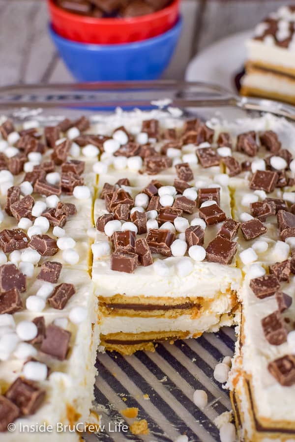 S'mores Oreo Icebox Cake - chocolate, marshmallow, and Oreo cookies give this icebox cake a delicious flavor. Easy recipe to make for summer parties and picnics! #iceboxcake #nobake #smores #oreocookies