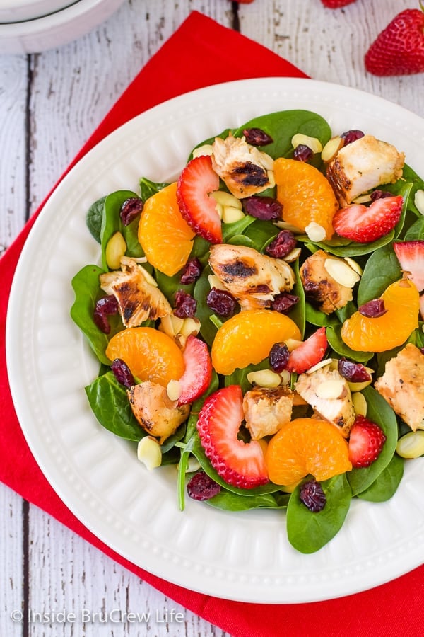 Strawberry Orange Spinach Salad - this easy summer salad is loaded with nuts, fruits, and cheese. Great recipe to enjoy during the hot summer months! #salad #strawberry #spinach #healthy #grilledchicken